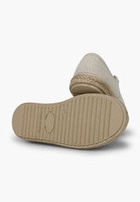 Beige espadrilky s plátěným svrškem a opleteným jutovým detailem. Gumová podrážka má texturovaný gripový vzor a embosované logo.