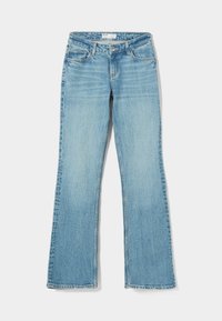 Jeans acampanados de un azul claro, confeccionados en denim, que cuentan con un diseño clásico de cinco bolsillos, cierre de botón y un ligero efecto de desgaste en la parte frontal.