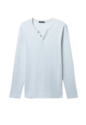 Maglietta henley a maniche lunghe grigia chiara realizzata in tessuto testurizzato, con scollo a v, tre bottoni e orlo dritto.