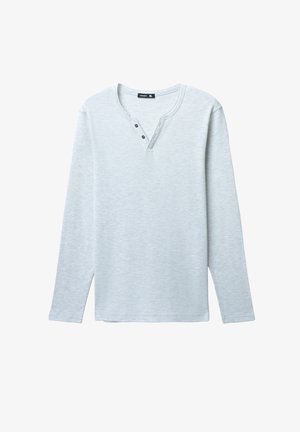 Maglietta henley a maniche lunghe grigia chiara realizzata in tessuto testurizzato, con scollo a v, tre bottoni e orlo dritto.