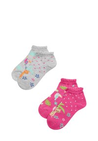 Calcetines tobilleros grises y rosas con lunares; el gris presenta patrones de animales y flores, mientras que el rosa tiene un vibrante diseño tropical.