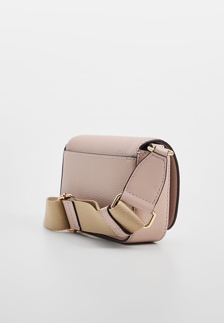 Sac bandoulière en cuir texturé rose clair avec des accessoires en or, doté d'une sangle beige amovible et d'une forme rectangulaire.