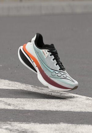 Saucony ENDORPHIN AZURA - Cestná bežecká obuv - white/crimson