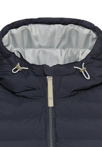 Veste rembourrée bleu marine avec un col haut, doublure intérieure grise, fermeture éclair à l'avant et cordons de serrage ajustables sur la capuche pour un maintien sûr.