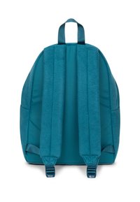 Mochila de color azul verdoso con tela suave y texturizada en la parte posterior. Dos correas de hombro acolchadas y un asa en la parte superior para llevar.