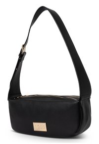 Schwarze Leder-Schultertasche mit strukturiertem Finish, geschwungener Form, goldfarbenen Beschlägen und einem Reißverschluss, versehen mit einem Markenplakette auf der Vorderseite.