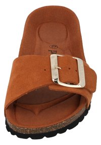 Sandal de ante marrón con un amplio tirante y hebilla de metal plateado, plantilla de corcho y suela de goma negra.