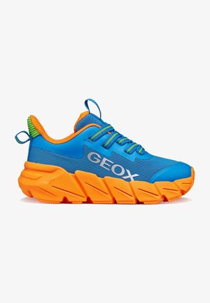 Chaussure de sport avec une tige en mesh bleu et une semelle en caoutchouc orange, présentant des accents verts, un design texturé et un logo Geox bien visible.