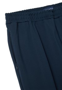 Pantaloni sportivi blu navy con vita elasticizzata, tasca laterale con zip e texture liscia; progettati per comfort e facilità di movimento.