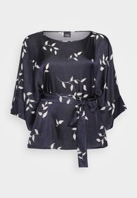 Blusa in satin bleu navy con motivo a foglie bianche, maniche larghe e cintura con fiocco in vita. Texture morbida e design svasato.