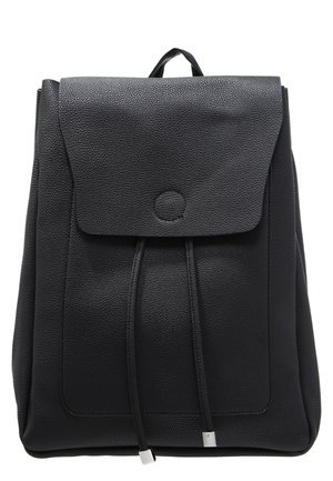 Czarny plecak ze skóry z teksturą, wyposażony w przednią klapę zamykaną i sznurki ściągające z metalowymi końcówkami oraz uchwyt do przenoszenia na górze.