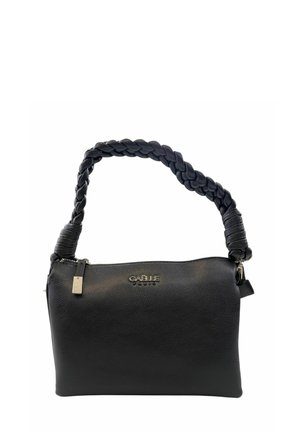 Borsa a mano in pelle nera con manico intrecciato, chiusura con zip e logo impresso. Texture liscia con dettagli di grana sottile. Forma rettangolare compatta.