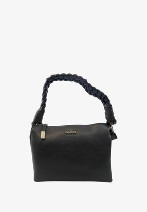Borsa a mano in pelle nera con manico intrecciato, chiusura con zip e logo impresso. Texture liscia con dettagli di grana sottile. Forma rettangolare compatta.