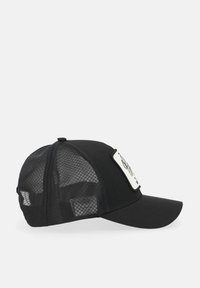 Cappellino nero con parte anteriore rigida e retro in rete. Presenta una visiera piatta e un patch decorativo sulla parte frontale con un'illustrazione grafica.