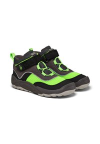 Sportschuhe mit einer Kombination aus grauem Wildleder und leuchtend grünem Mesh. Ausgestattet mit verstellbaren schwarzen Riemen, einer strukturierten Gummisohle und einem sportlichen Design.