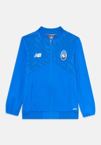Blå New Balance zip-up jakke med perforert øverste bryst, Atalanta 1907-logo på høyre side, New Balance-logo på venstre side og sidelommer.