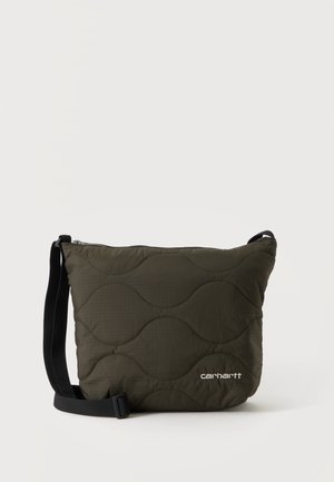 Olivengrøn polstret crossbody taske med sort justerbar rem og lynlås, med lille hvid Carhartt-logo foran.