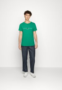 Tommy Hilfiger TOMMY LOGO TEE - T-shirt estampada - courtside green