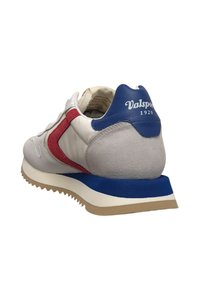 Sneaker in pelle bianca con dettagli rossi e blu, tacco grigio testurizzato e suola in gomma resistente. Presenta il logo "Valsport 1920" sul retro.