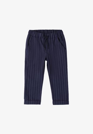 Pantaloni in cotone blu navy con strisce verticali bianche, vita elasticizzata e due tasche laterali. Fondo con risvolto alla caviglia.