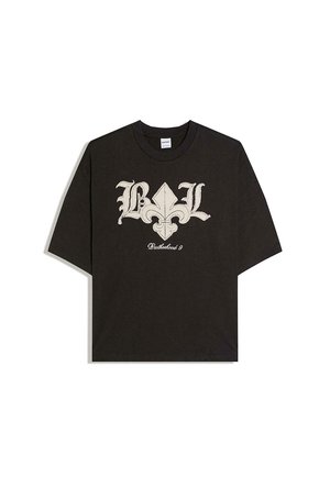 Czarna koszulka z krótkim rękawem z dużym beżowym wzorem fleur-de-lis i gotyckimi literami "BL" nad słowami "Brotherhood 9" na przodzie.