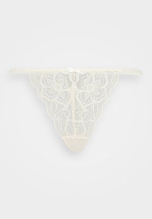 Romantische crèmekleurige kanten string met bloempatronen, een gladde voorkant, een satijnen strik accent met pareldetail en dunne zijkanten.