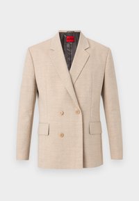 Μπεζ διπλομπρεζέ σακάκι με πέτο γιακά, δύο μπροστινές τσέπες με καπάκι και ανοιχτό καφέ κουμπιά, με ετικέτα Hugo κόκκινη στο εσωτερικό γιακά.