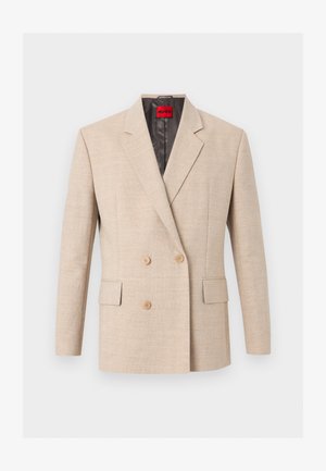 Beige dobbeltradet blazer med hakkede revers, to forlommer med klapper og lysebrune knapper, mærket med rød Hugo-label inde i kraven.