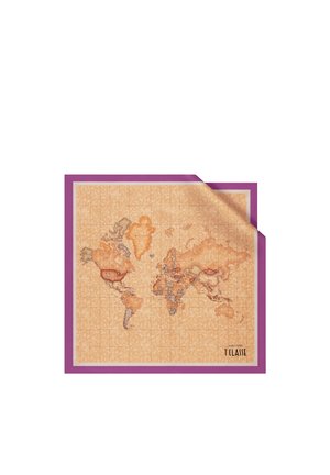 Foulard quadrato con stampa vintage della mappa mondiale in toni beige, bordo viola e angolo piegato, marchiato con il testo "1ª CLASSE".