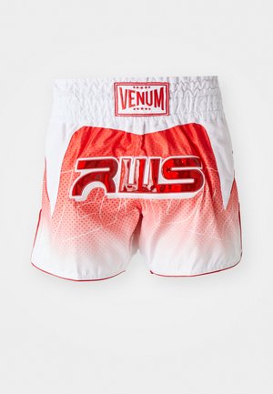 Shorts de Muay Thai dégradés rouge et blanc avec une étiquette rouge "VENUM" sur la taille et un grand logo rouge brillant "RWS" au centre du dos.