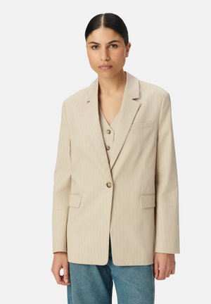 Beige Nadelstreifen-Blazer aus leichtem Stoff, mit Reverskragen, einreihiger Knopfschluss und Fronttaschen, kombiniert mit einem geknöpften Unterhemd.