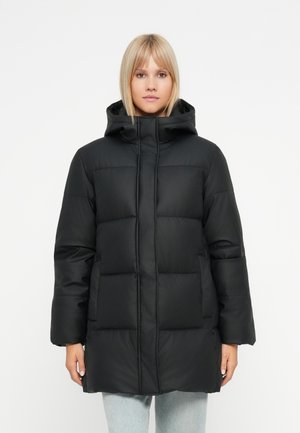 Doudoune noire avec capuche amovible, design matelassé, poches avant et coupe décontractée, fabriquée dans un matériau lisse et résistant à l'eau.