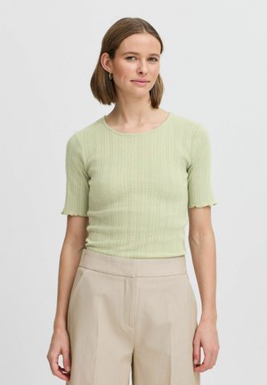 Maglione corto a maniche corte di un verde chiaro a coste, con scollatura rotonda, caratterizzato da sottili righe orizzontali e orli delle maniche a onda.