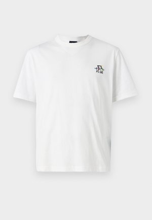 Maglietta in cotone bianco con maniche corte e colletto rotondo. Presenta un piccolo design grafico multicolore sulla parte sinistra del petto.