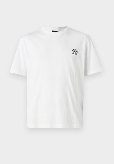 Camiseta de algodón blanca con mangas cortas y cuello redondo. Presenta un pequeño diseño gráfico multicolor en el área del lado izquierdo del pecho.