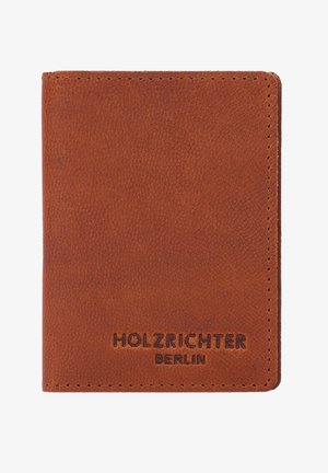 Braune Lederbörse mit geprägtem "HOLZRICHER BERLIN" Logo, texturierter Oberfläche und sichtbaren Nähten entlang der Kanten. Kompakte rechteckige Form.