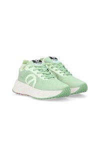 Lichtgroene sportieve sneakers met een bovenkant van textuurstof, contrasterende witte tussenzool en een patroonrubberen buitenzool. Beschikt over een vetersluiting en logo.