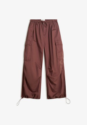 Pantaloni cargo marroni a gamba larga con vita elastica, cinturino regolabile, ampie tasche laterali e cordini per le caviglie regolabili.