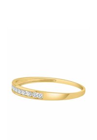 Anillo de oro con una banda delgada que presenta acentos de diamantes a lo largo de un lado, mostrando un acabado pulido y bordes redondeados.