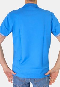 Polo shirt blu con maniche corte, colore uniforme, e strisce bianche a contrasto col colletto e i polsini. Tessuto morbido.