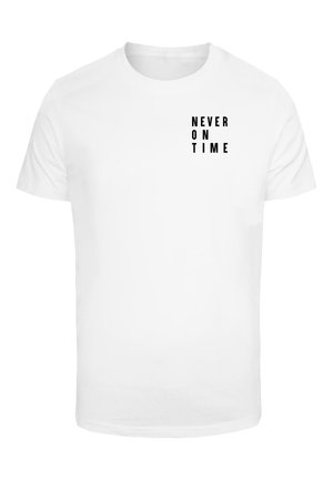 T-shirt bianco in cotone con la scritta "NEVER ON TIME" in grassetto nero sul davanti, maniche corte e scollo rotondo.