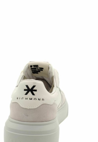 Weiße und hellgraue Sneaker mit Wildlederakzenten, gepolstertem Schaft und schwarzem "RICHMOND"-Logo. Verfügt über eine dicke, strukturierte Gummisohle.