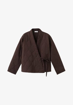 Brązowa pikowana kurtka zapinana na zakładkę z wiązaniem w pasie, szerokim kołnierzem i długimi rękawami o fakturowanym wzorze.