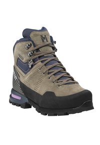 Botte de randonnée avec une tige en suede taupe, un embout en caoutchouc noir, des accents textiles, des lacets gris et une semelle extérieure robuste noire avec des détails violets.