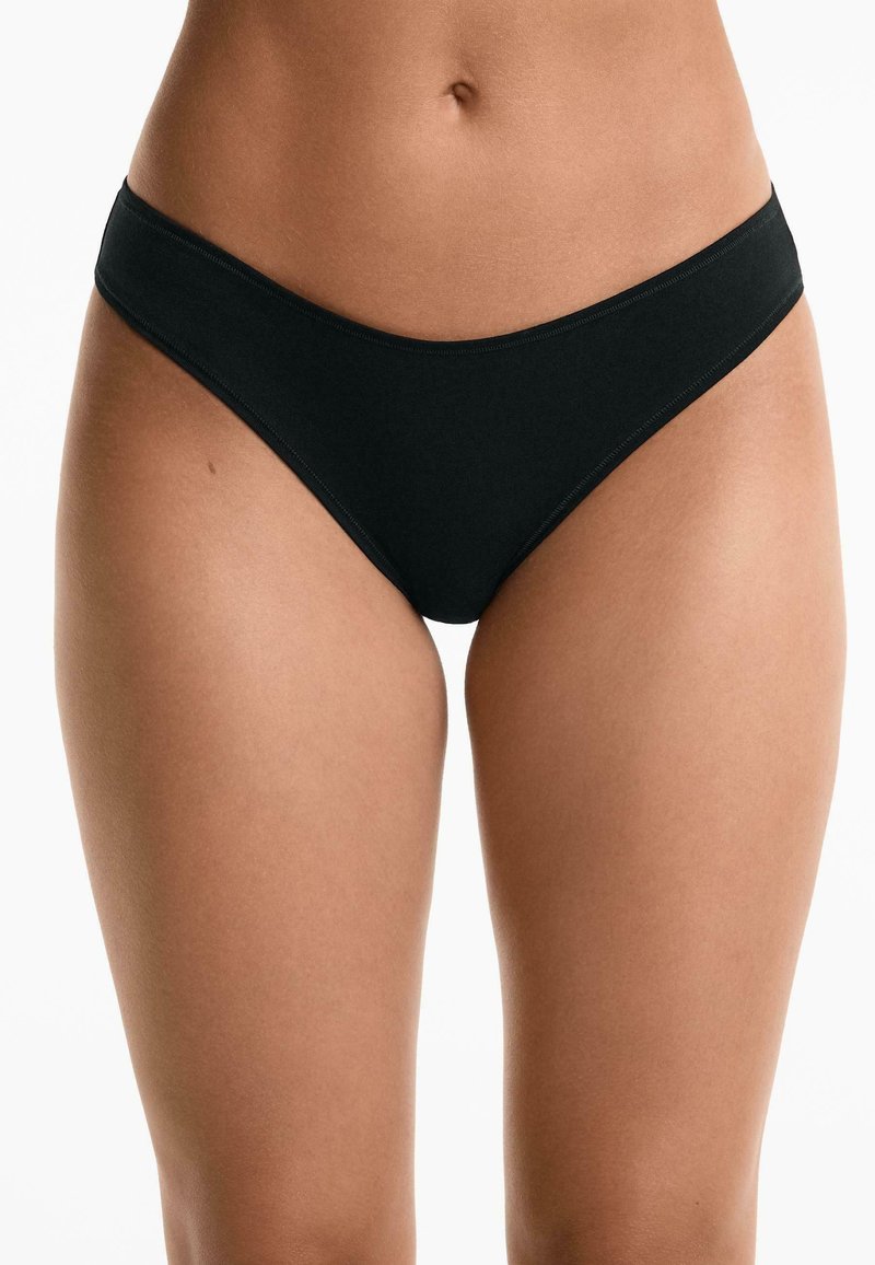Zwarte bikini-slip met een gladde, elastische tailleband en minimale bedekking. Gemaakt van zacht stof zonder zichtbare patronen of hardware.