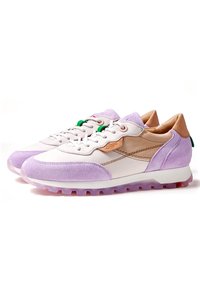 Sneaker viola e bianchi con pannelli in camoscio e pelle, dotati di una suola testurizzata e design con lacci. Accenti notevoli includono una sezione color cuoio.