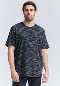 Kortærmet navy T-shirt med et tekstureret, abstrakt mønster i varierende nuancer af blå og grå, med en rund hals.design.