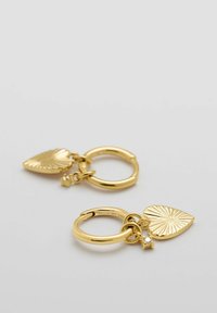 Orecchini a cerchio in oro con ciondoli a forma di foglia, caratterizzati da una superficie testurizzata e un piccolo accent gemstone. Finitura liscia, design elegante.