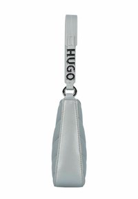 Grijs faux leren handtas met een quilted ontwerp, voorzien van een gevoerde strap met "HUGO" in metallic letters. Zijaanzicht toont een slanke vorm.