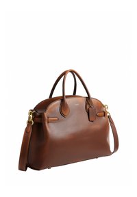 Sac à main en cuir marron avec double poignée supérieure, bandoulière amovible, ferrures dorées et petite étiquette suspendue.